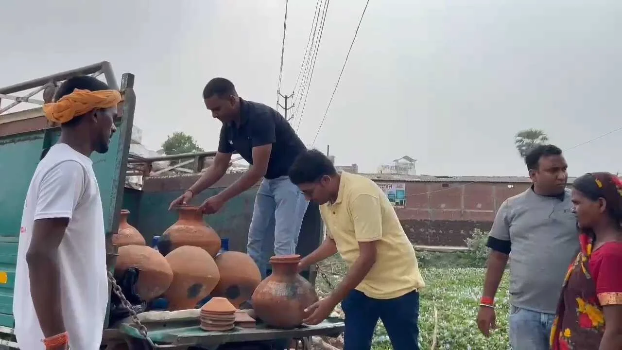 हेल्पिंग हैंड संस्था नालंदा ने की एक अनोखी पहल, संस्था द्वारा स्लम क्षेत्रों, फुटपाथों और अन्य जरूरतमंद स्थानों पर मिट्टी के घड़े का किया वितरित  2