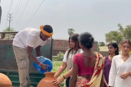 हेल्पिंग हैंड संस्था नालंदा ने की एक अनोखी पहल, संस्था द्वारा स्लम क्षेत्रों, फुटपाथों और अन्य जरूरतमंद स्थानों पर मिट्टी के घड़े का किया वितरित  26