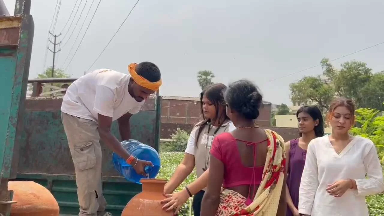 हेल्पिंग हैंड संस्था नालंदा ने की एक अनोखी पहल, संस्था द्वारा स्लम क्षेत्रों, फुटपाथों और अन्य जरूरतमंद स्थानों पर मिट्टी के घड़े का किया वितरित  5