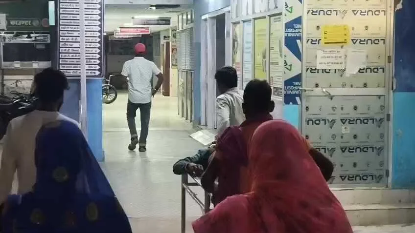 बेगूसराय में अज्ञात वाहन की चपेट में आने से बाइक सवार युवक गंभीर रूप से घायल, सदर अस्पताल में भर्ती 2