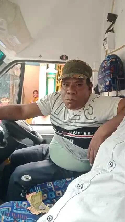 बेगूसराय में एंबुलेंस चालक के द्वारा सरेआम घूस लेने का वीडियो हुआ वायरल 8