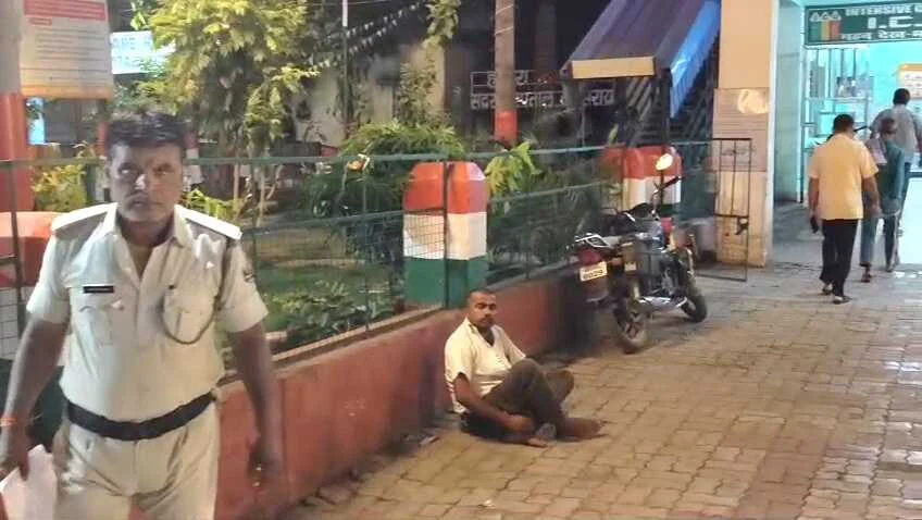 बेगूसराय में सड़क दुर्घटना में निजी बैंक के गार्ड की दर्दनाक मौत, परिजनों में मचा कोहराम 4