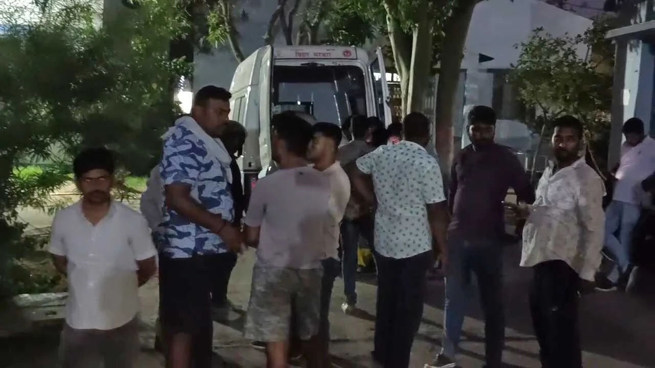 नालंदा: मोटरसाइकिल अनियंत्रित होकर खंभे से टकराई, हादसे में दो युवक की हुई मौके पर ही मौत 4