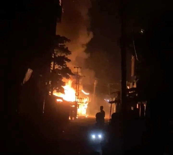 खगड़िया: आग लगने से आधा दर्जन दुकान समेत लाखो रुपये का सामान जलकर राख 2