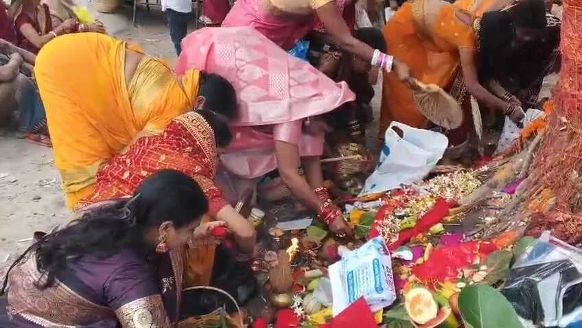 वट सावित्री पूजा पर नालंदा में उमड़ी सुहागिनों की भीड़, पति की लंबी उम्र की कामना को लेकर व्रत पर बैठीं सुहागनें 2