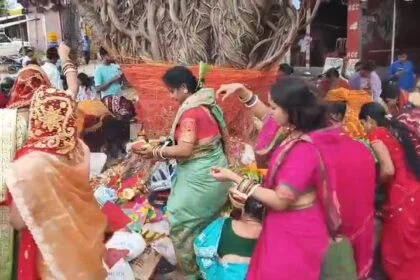 वट सावित्री पूजा पर नालंदा में उमड़ी सुहागिनों की भीड़, पति की लंबी उम्र की कामना को लेकर व्रत पर बैठीं सुहागनें 79