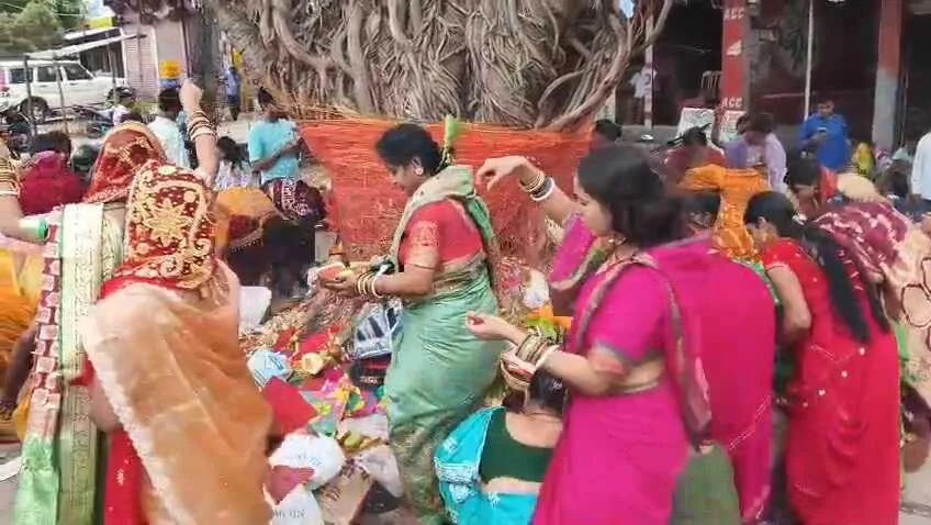 वट सावित्री पूजा पर नालंदा में उमड़ी सुहागिनों की भीड़, पति की लंबी उम्र की कामना को लेकर व्रत पर बैठीं सुहागनें 5