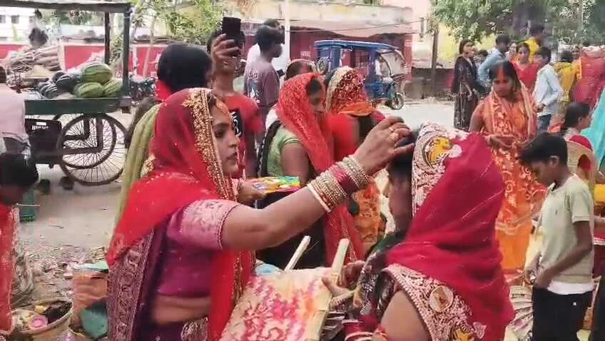 वट सावित्री पूजा पर नालंदा में उमड़ी सुहागिनों की भीड़, पति की लंबी उम्र की कामना को लेकर व्रत पर बैठीं सुहागनें 3
