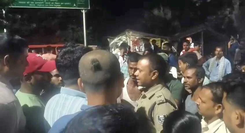 बेगूसराय में तेज रफ्तार स्कार्पियो ने एक मोटरसाइकिल सवार व्यक्ति को कुचला, व्यक्ति की घटना स्थल पर ही दर्दनाक मौत 3
