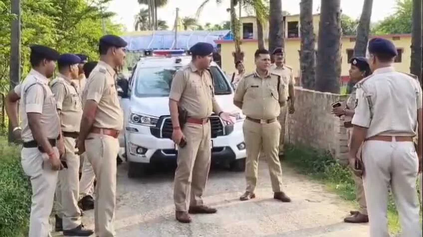 बेगूसराय डीआईजी आशीष भारती ने अपहरण घटना की जांच करने उसके गांव पहुंचकर लोगों से घटना के बारे में लिया जानकारी  3