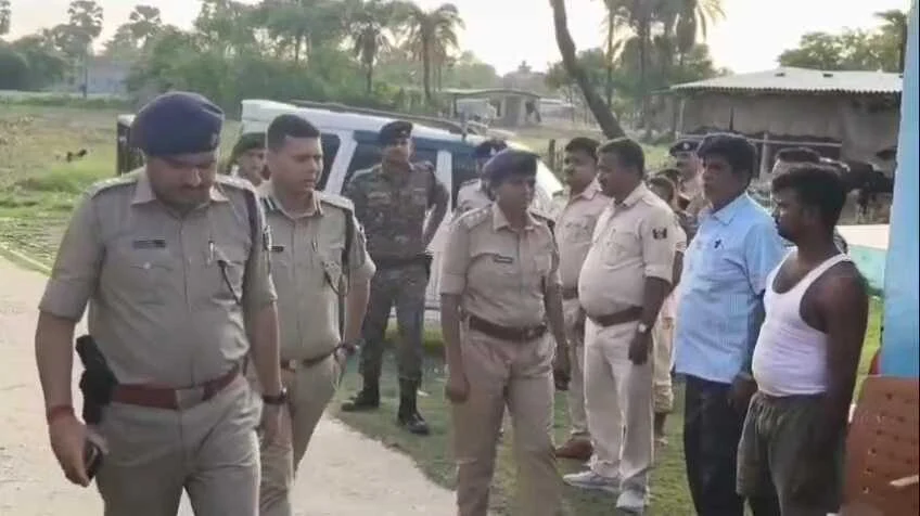 बेगूसराय डीआईजी आशीष भारती ने अपहरण घटना की जांच करने उसके गांव पहुंचकर लोगों से घटना के बारे में लिया जानकारी  2