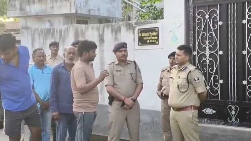 बेगूसराय डीआईजी आशीष भारती ने अपहरण घटना की जांच करने उसके गांव पहुंचकर लोगों से घटना के बारे में लिया जानकारी  1