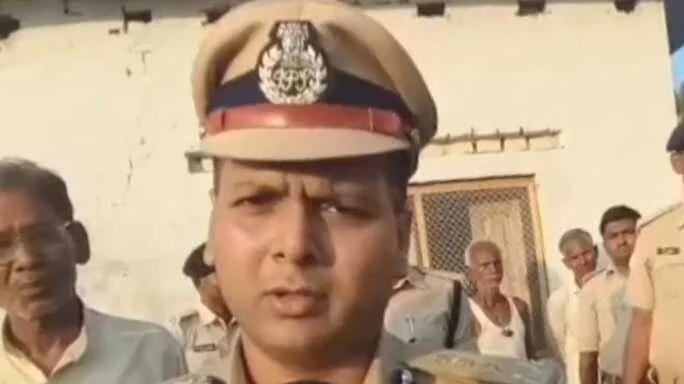 बेगूसराय डीआईजी आशीष भारती ने अपहरण घटना की जांच करने उसके गांव पहुंचकर लोगों से घटना के बारे में लिया जानकारी  4