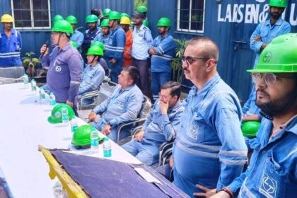 अंतरराष्ट्रीय मजदूर दिवस के अवसर पर कर्मचारियों के बीच समारोह का किया गया आयोजन 16