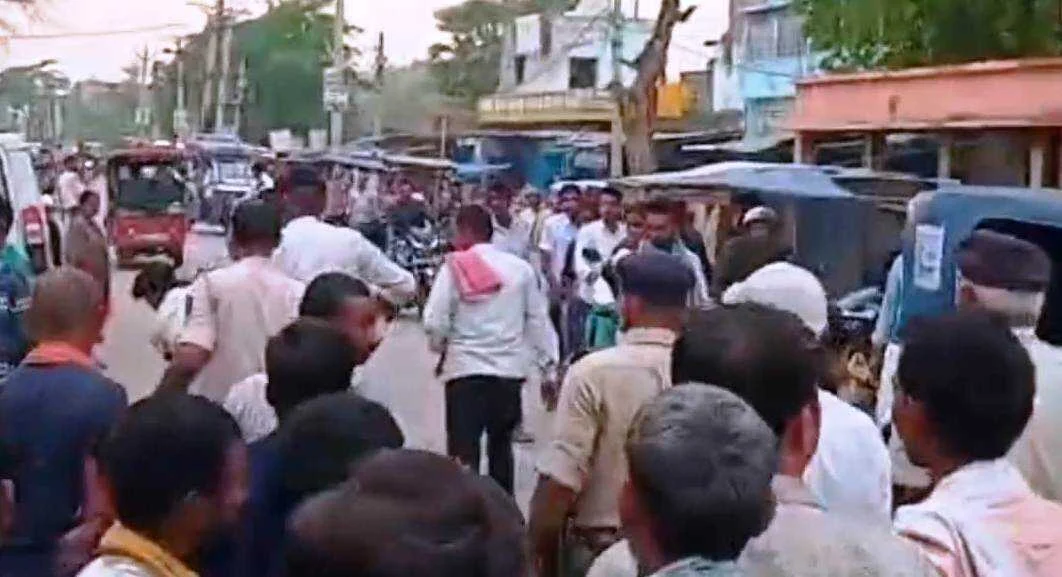 नालंदा: सड़क जाम हटाने गई पुलिस के साथ हुई नोंकझोंक, बदमाशों ने किया परवलपुर पुलिस टीम के ऊपर हमला 2