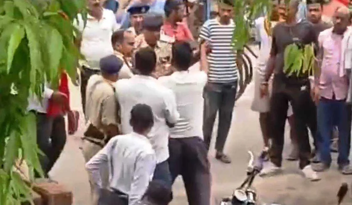 नालंदा: सड़क जाम हटाने गई पुलिस के साथ हुई नोंकझोंक, बदमाशों ने किया परवलपुर पुलिस टीम के ऊपर हमला 3