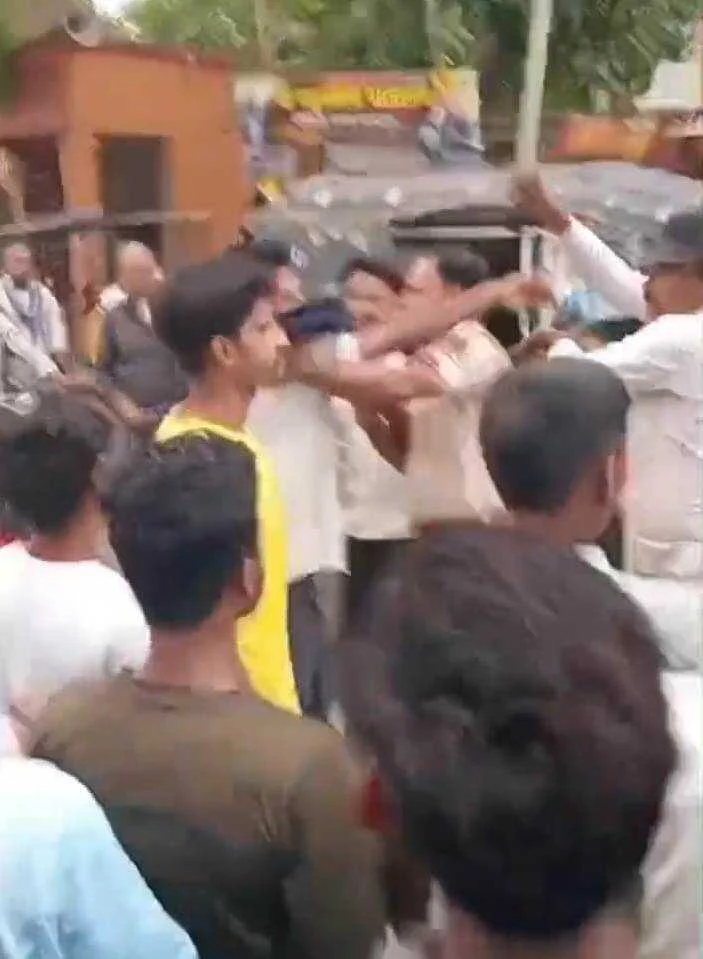 नालंदा: सड़क जाम हटाने गई पुलिस के साथ हुई नोंकझोंक, बदमाशों ने किया परवलपुर पुलिस टीम के ऊपर हमला 3