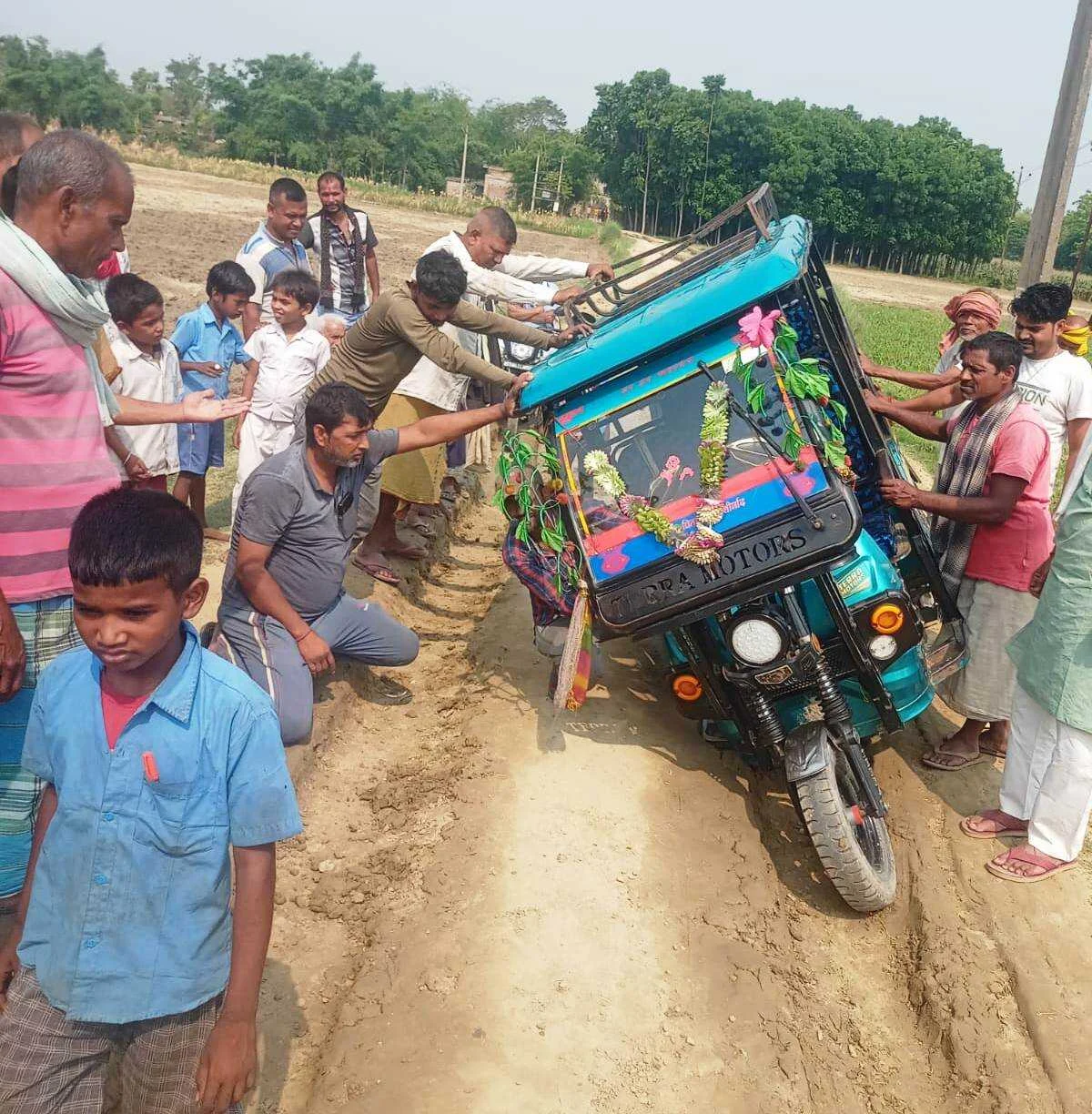 खगड़िया में सड़क नहीं रहने को लेकर आक्रोशित ग्रामीणों का प्रदर्शन, रोड नही तो वोट नही 2