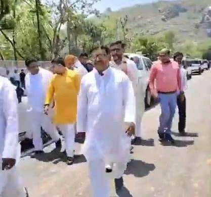 नालंदा: राजगीर में बड़ा हादसा होने से टला, मुख्यमंत्री के हेलीकॉप्टर की लैंडिंग के दौरान उड़ा टीन शेड, मची अफरातफरी 3