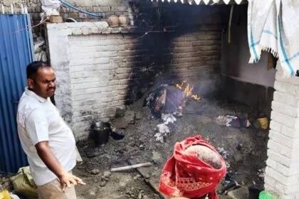 खाना बनाने के दौरान गैस सिलेंडर में लगी आग, बाल-बाल बचे लोग 26