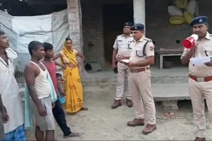 बेगूसराय के आरपीएफ के द्वारा करवाई, दो फरार आरोपी के घर चिपकाया इश्तेहार  10