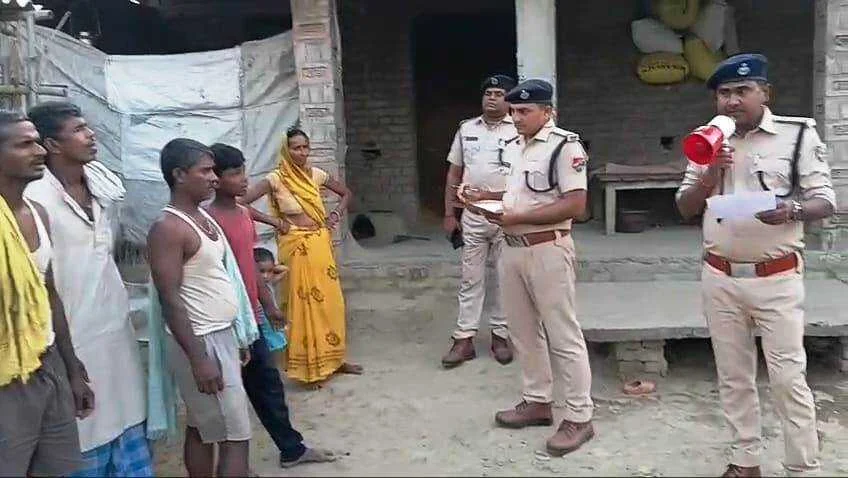 बेगूसराय के आरपीएफ के द्वारा करवाई, दो फरार आरोपी के घर चिपकाया इश्तेहार  10