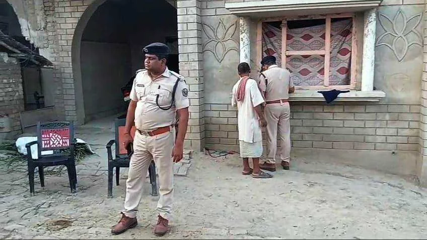 बेगूसराय के आरपीएफ के द्वारा करवाई, दो फरार आरोपी के घर चिपकाया इश्तेहार 2