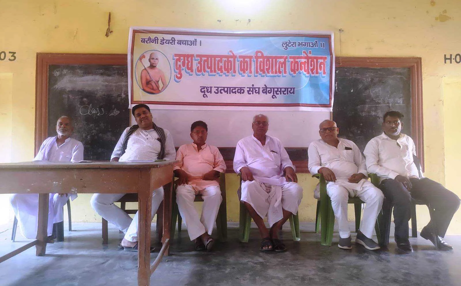 अमृत तुल्य दूध के रूप में दौलत पैदा करने वाला दूध उत्पादक किसान आज कंगाल है पदाधिकारी व् ठिकेदार मालामाल - अशोक प्रसाद सिंह 2