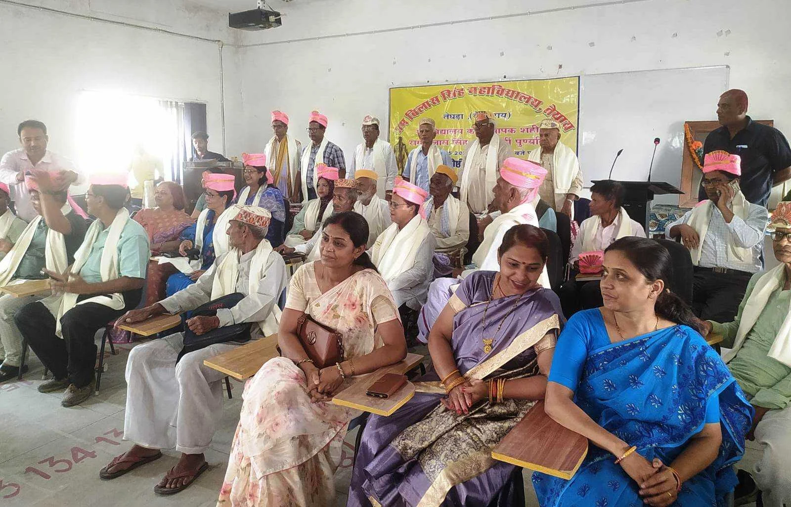 अमृत तुल्य दूध के रूप में दौलत पैदा करने वाला दूध उत्पादक किसान आज कंगाल है पदाधिकारी व् ठिकेदार मालामाल - अशोक प्रसाद सिंह 3