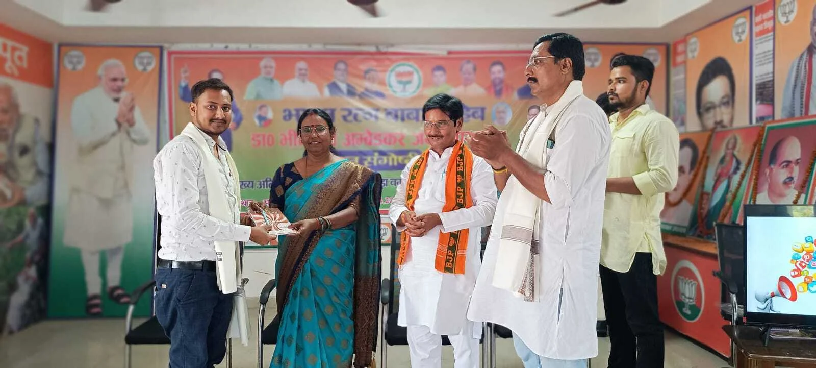 पीएम व सीएम के कल्याणकारी योजनाओं को भाजपा कार्यकर्ता सोशल मीडिया के माध्यम से पहुंचा रहे हैं लाभ - नीलम सहनी 12