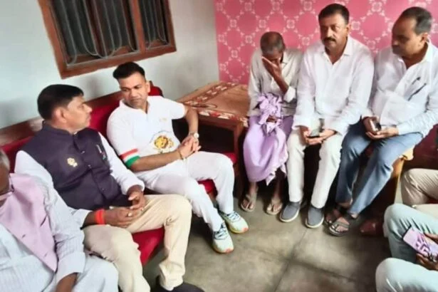 खेलमंत्री एवं डीएम और एसपी ने शहीद जेसीओ सुजीत के स्वजनों से मिलकर दिया सांत्वना 5