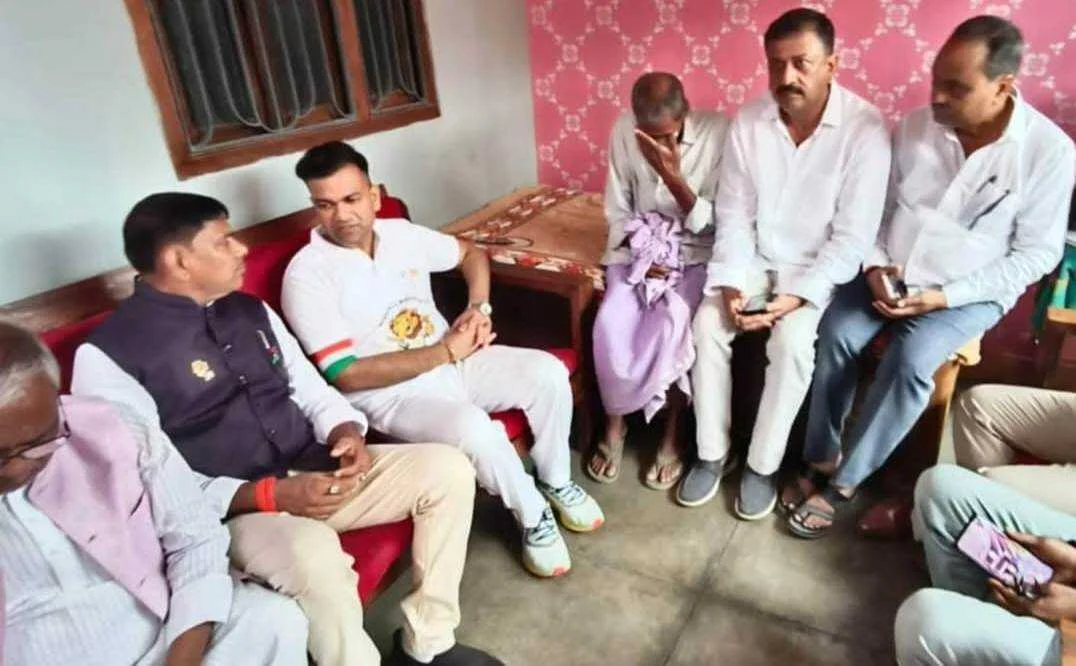 खेलमंत्री एवं डीएम और एसपी ने शहीद जेसीओ सुजीत के स्वजनों से मिलकर दिया सांत्वना 10