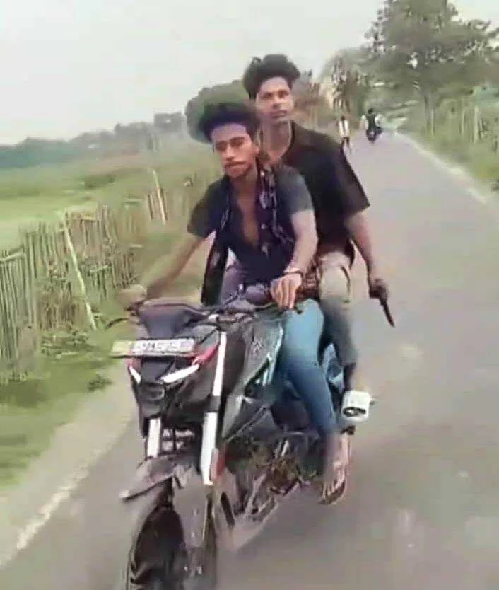 बेगूसराय में अपराधी बेख़ौफ़ होकर हाथ में हथियार लेकर भोजपुरी गाने पर वीडियो बनाकर कर रहा है सोशल मीडिया पर वायरल 3