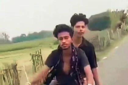 बेगूसराय में अपराधी बेख़ौफ़ होकर हाथ में हथियार लेकर भोजपुरी गाने पर वीडियो बनाकर कर रहा है सोशल मीडिया पर वायरल 51