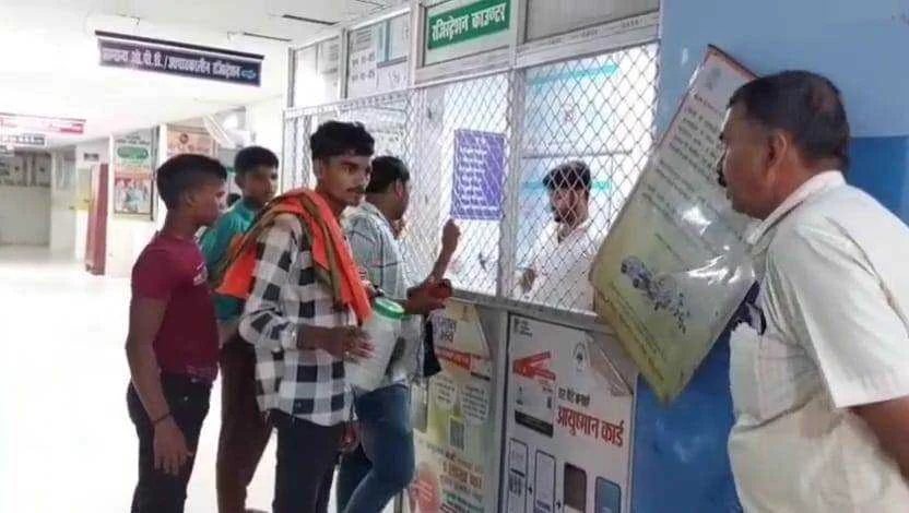 बेगूसराय में सांप काटने पर युवक ने सांप को लेकर पहुंचा अस्पताल, अस्पताल में मची अफरातफरी 3