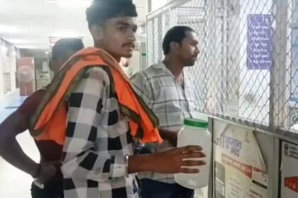 बेगूसराय में सांप काटने पर युवक ने सांप को लेकर पहुंचा अस्पताल, अस्पताल में मची अफरातफरी 29