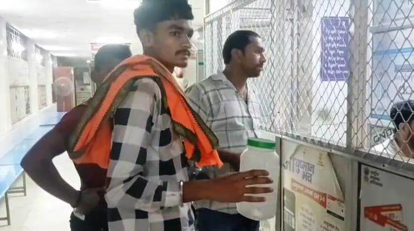 बेगूसराय में सांप काटने पर युवक ने सांप को लेकर पहुंचा अस्पताल, अस्पताल में मची अफरातफरी 16