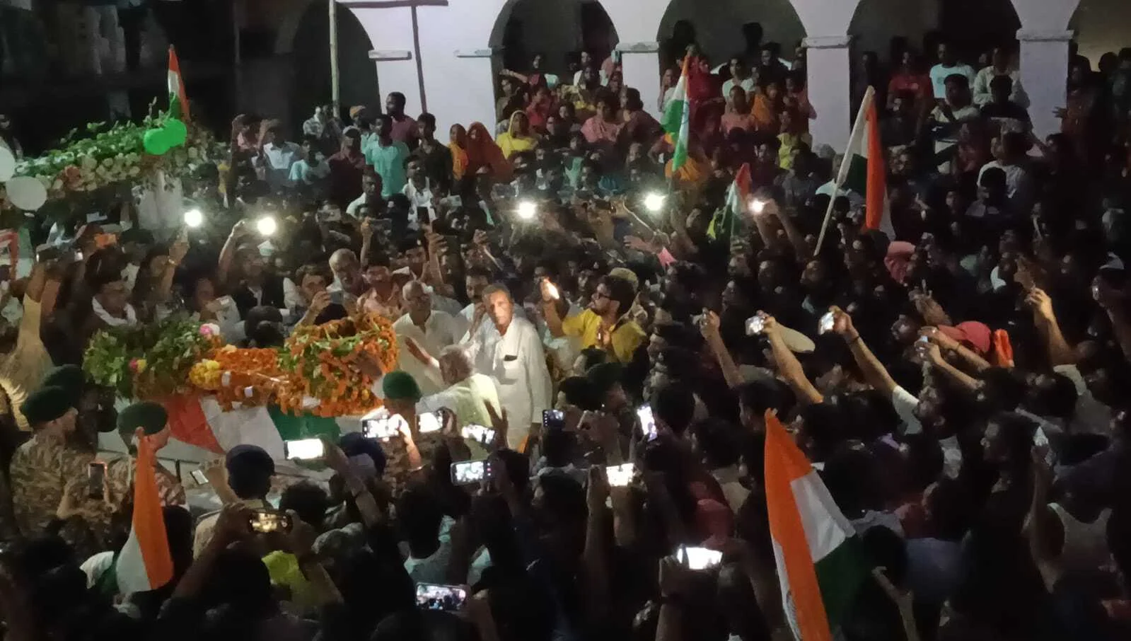 शहीद सुजीत का पार्थिव शरीर पहुँचते ही लगे भारत माता के जयकारे 8