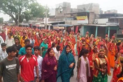 सुन्दर परिधानों में सुसज्जित 700 कुमारी कन्याओं ने निकालीं भव्य कलश शोभा यात्रा 77