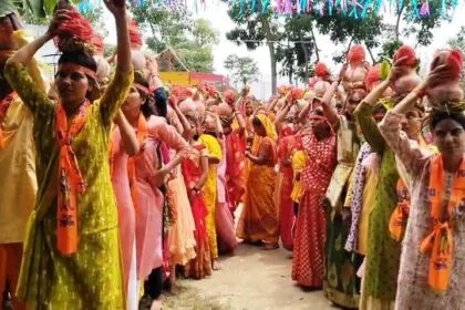 खगड़िया: धुतौली दुर्गा मंदिर परिसर में रामधुनी महायज्ञ को लेकर 251 महिलाओं एवं कन्याओं के द्वारा निकाली गई भव्य कलश शोभा यात्रा 77