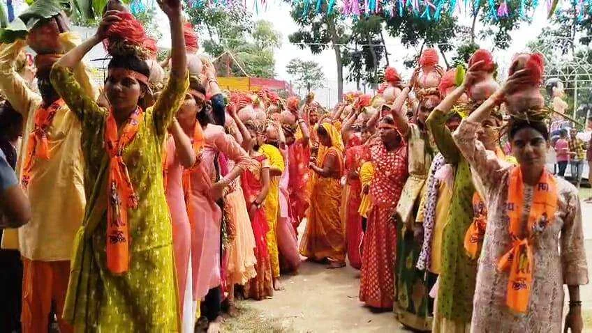 खगड़िया: धुतौली दुर्गा मंदिर परिसर में रामधुनी महायज्ञ को लेकर 251 महिलाओं एवं कन्याओं के द्वारा निकाली गई भव्य कलश शोभा यात्रा 1