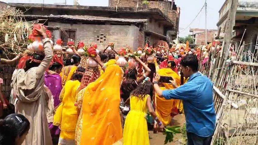 खगड़िया: धुतौली दुर्गा मंदिर परिसर में रामधुनी महायज्ञ को लेकर 251 महिलाओं एवं कन्याओं के द्वारा निकाली गई भव्य कलश शोभा यात्रा 3