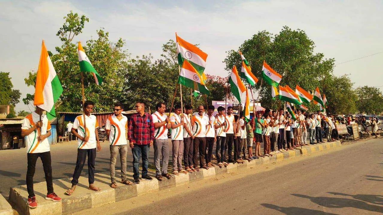 बलिदानी सुजीत के पार्थिव शरीर पर पुष्प चक्र अर्पित कर ग्रामीण विकास मंत्री ने दिया सलामी 4