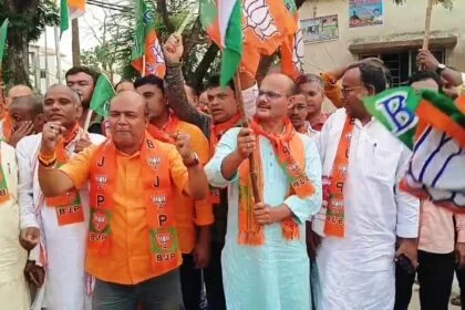 "ऑपरेशन सिंदूर की सफलता पर नालंदा में जश्न, बीजेपी कार्यकर्ताओं ने बांटी मिठाई और की आतिशबाजी 28