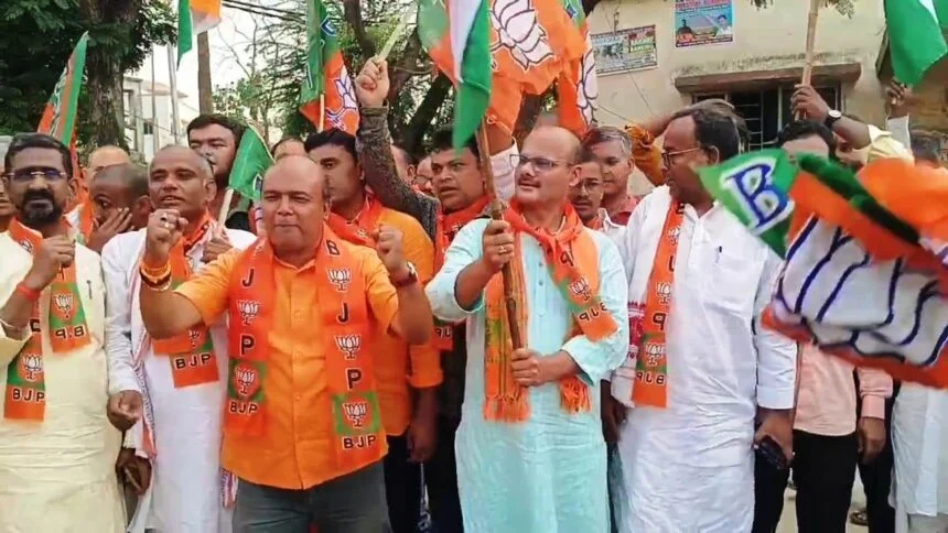 "ऑपरेशन सिंदूर की सफलता पर नालंदा में जश्न, बीजेपी कार्यकर्ताओं ने बांटी मिठाई और की आतिशबाजी 1