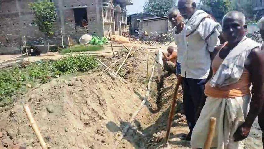 समस्तीपुर: बिना अनुमति के ले जा रहा है खेतों से जल आपूर्ति का पाइपलाइन, जमीन मालिको ने किया विरोध 2