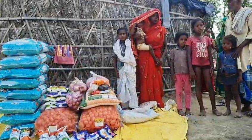 समस्तीपुर: गरीबो की मदद के लिए फिर आगे आये चर्चित युवा समाजसेवी राजू सहनी 4