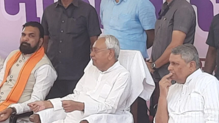 मुख्यमंत्री नीतीश कुमार बेगूसराय में आयोजित खेलो इंडिया यूथ गेम में फुटबाल मैच का लुत्फ उठाया 1