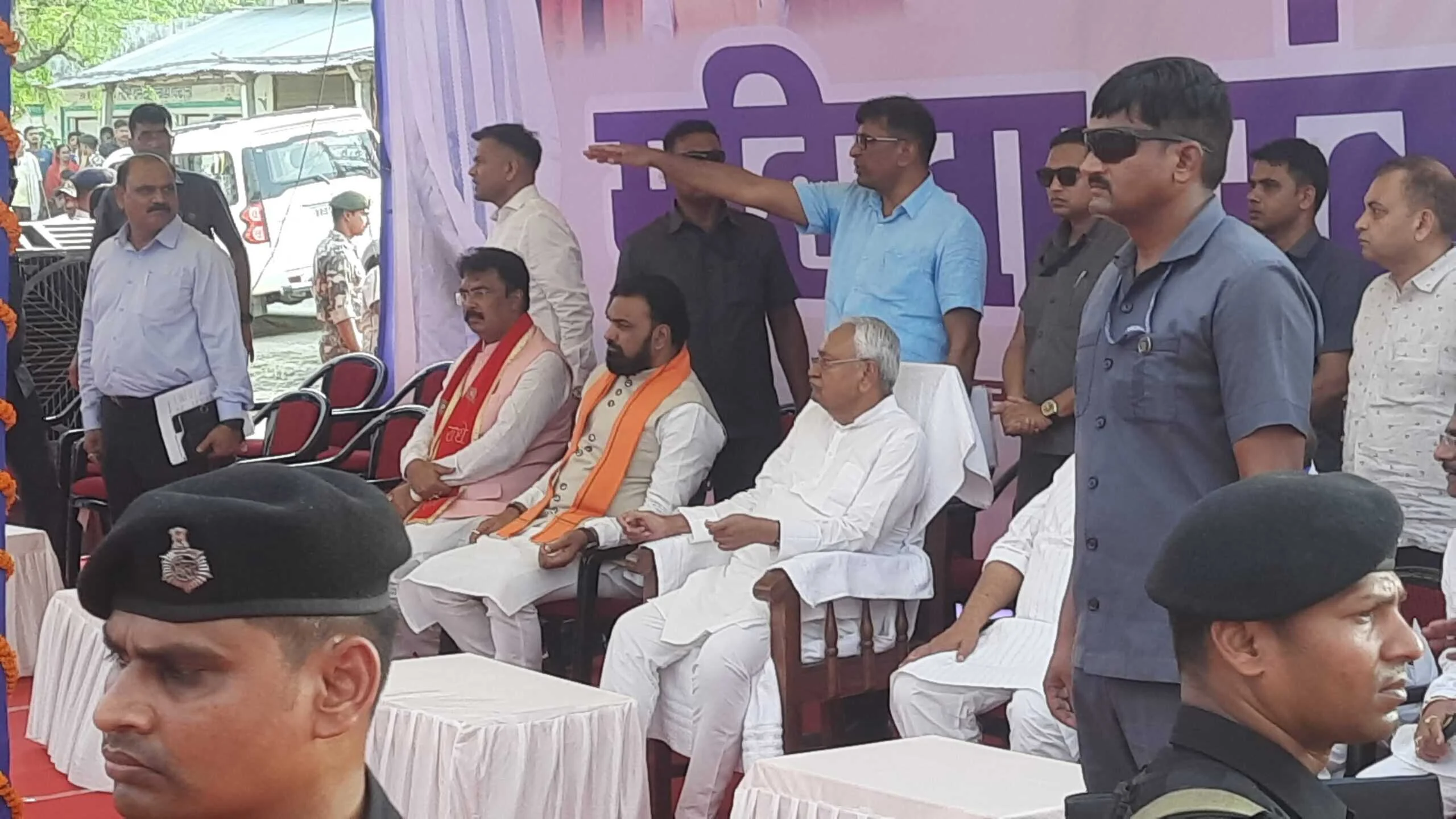 मुख्यमंत्री नीतीश कुमार बेगूसराय में आयोजित खेलो इंडिया यूथ गेम में फुटबाल मैच का लुत्फ उठाया 2