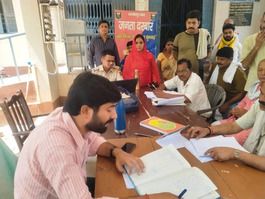भगवानपुर थाना परिसर के जनता में भूमि संबंधी विवाद के एक मामले का किया गया निष्पादन 1
